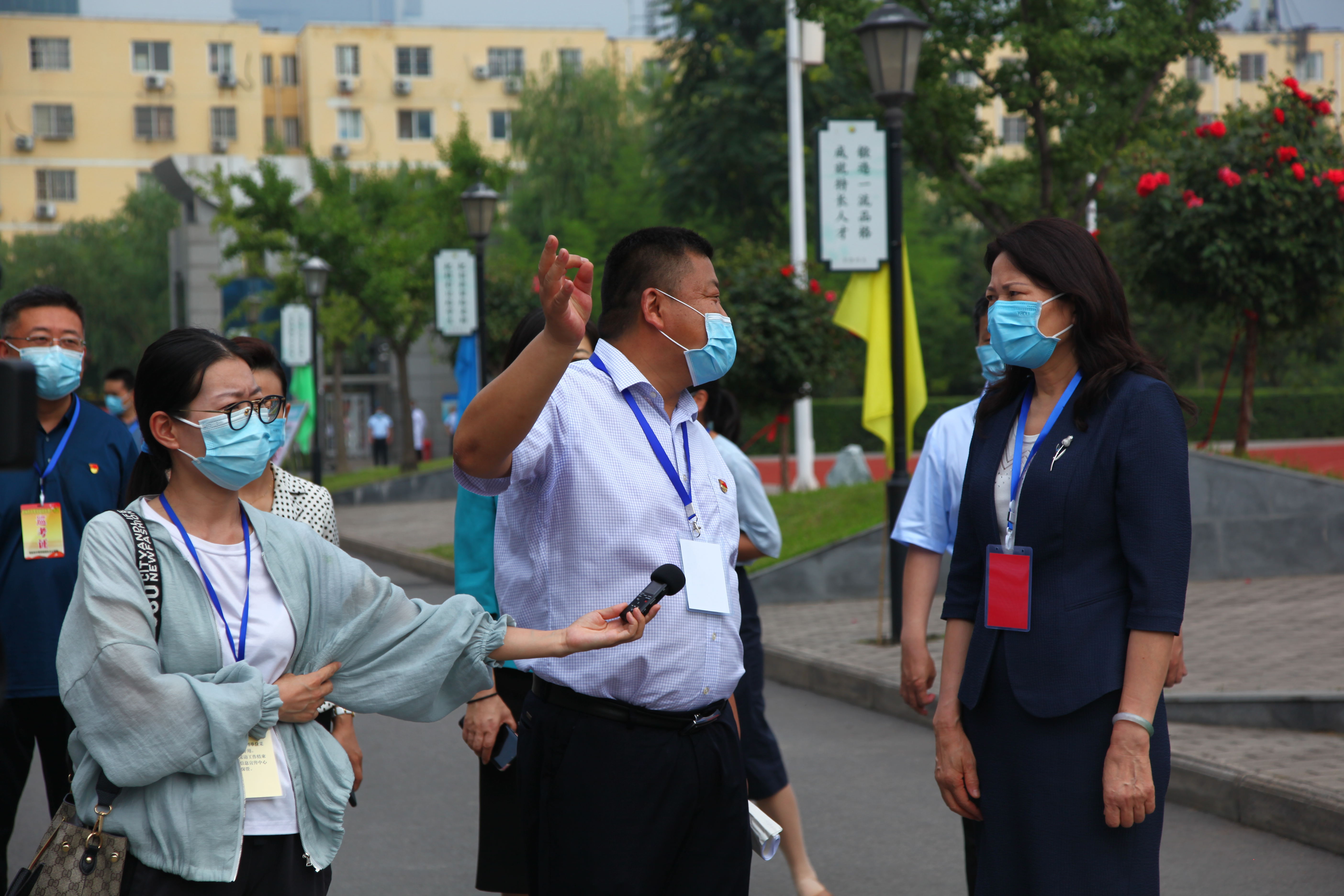 郑州市第106高级中学党委书记、校长李明德向副省长霍金花汇报学校的中招工作.jpg